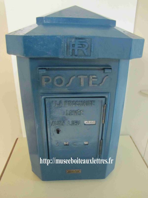 Boite aux lettres PTT Mougeotte sur colonne, objets facteur la poste -  Location tournage cinéma avec Cast'Things